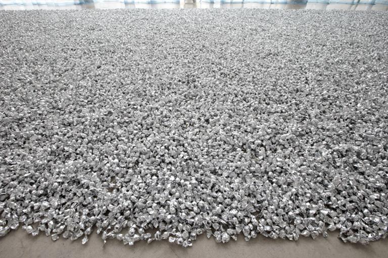 Felix Gonzalez-Torres, "Untitled" (Placebo), candies individually wrapped in silver cellophane, 1991. Courtesy of Andrea Rosen Gallery, New York. ©The Felix Gonzalez-Torres Foundation.