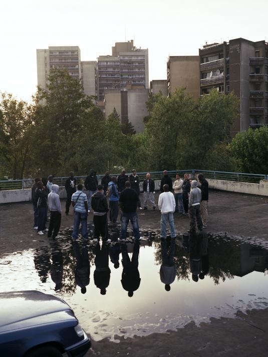 Mohamed Bourouissa, Le Miroir, digital C-print, 2006. © Mohamed Bourouissa, Courtesy of Yossi Milo Gallery, New York and Kamel Mennour, Paris.